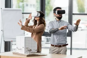 clientes haciendo un tour virtual inmobiliario 360