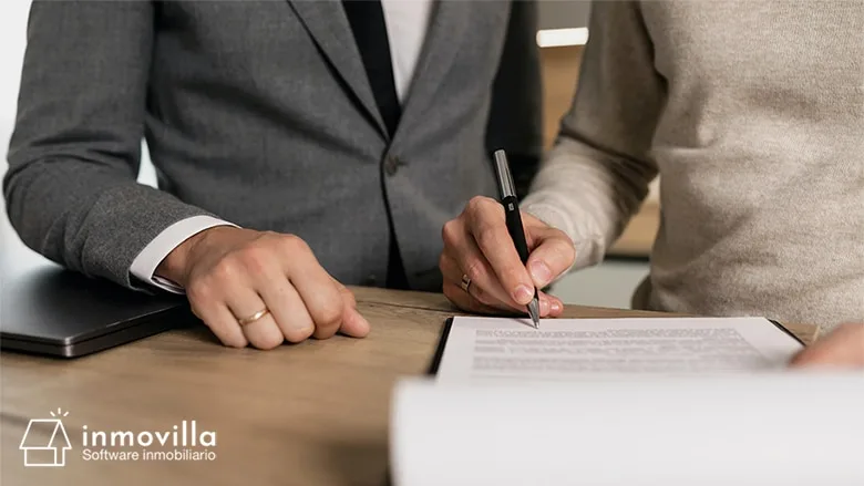 Inquilino finalizando su contrato de alquiler.
