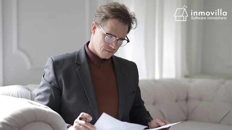 Persona leyendo un contrato de alquiler.