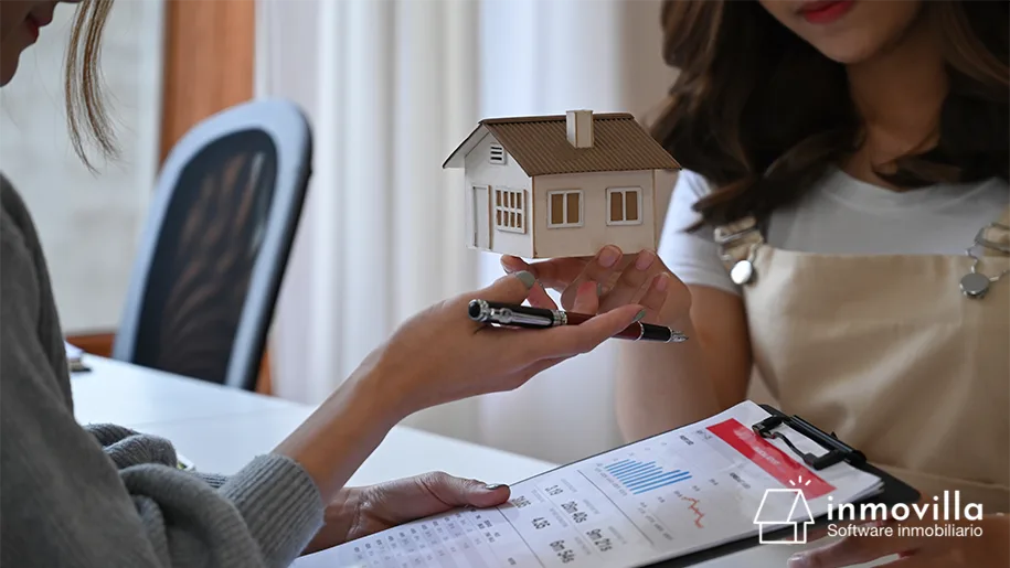 Agente propiedad inmobiliaria asesorando 