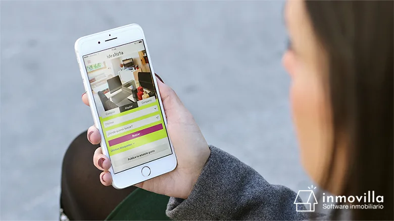 Persona navegando por el portal Idealista proptech.