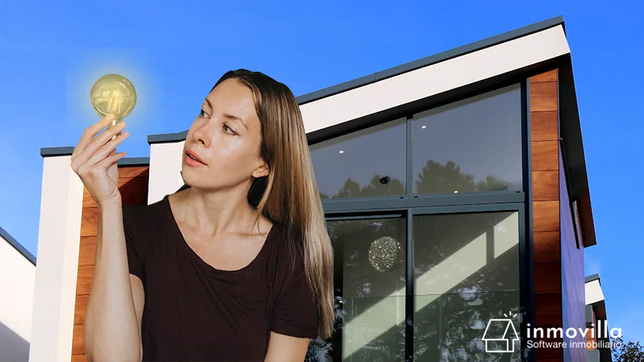 Chica con una bombilla pensando en temas inmobiliarios