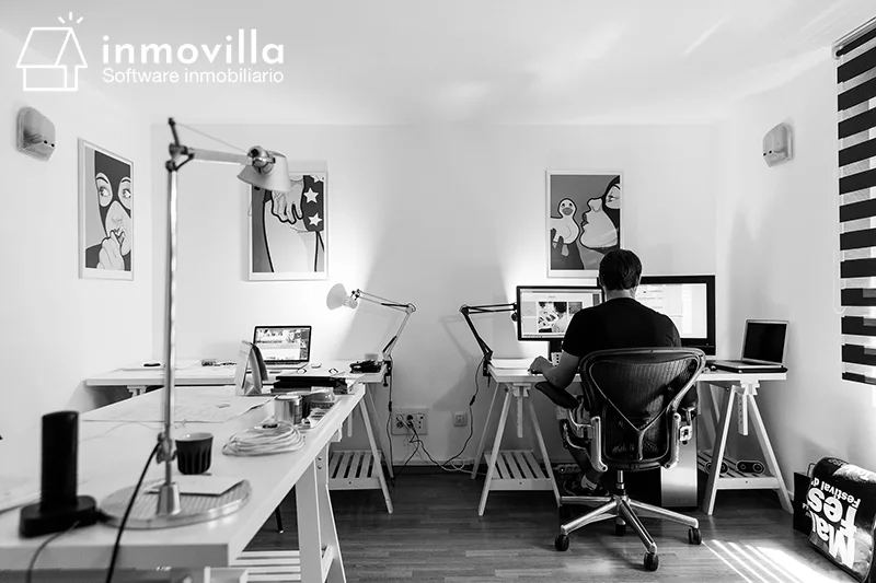 Persona trabajando desde casa usando el software de Inmovilla.