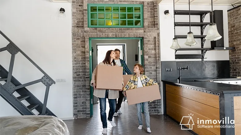 Familia utilizando una vivienda tras rescindir el contrato de alquiler.