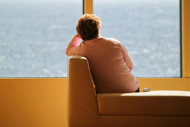 Mujer pensando precio para su vivienda.