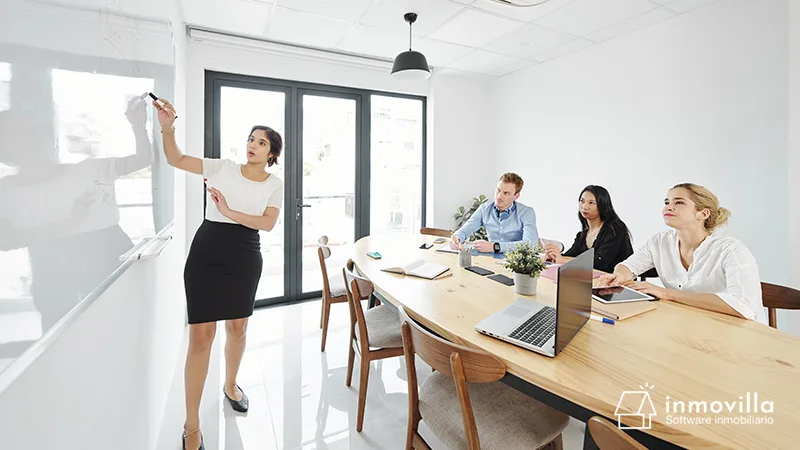 CEO de inmobiliaria impartiendo curso de formación a sus empleados.