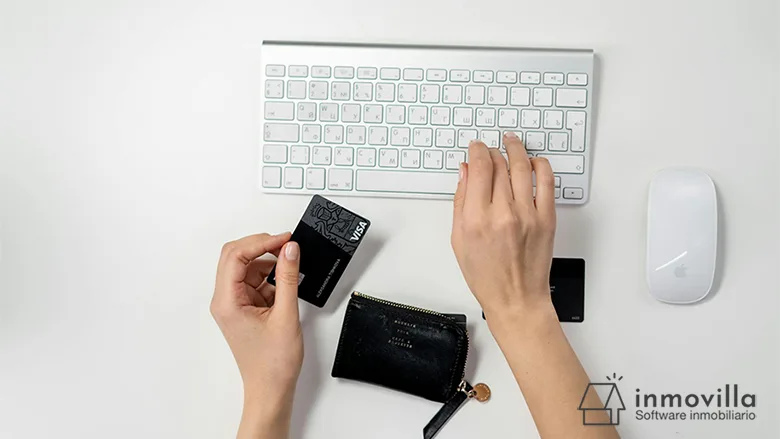 Persona comprando una vivienda prefabricada a través de internet.