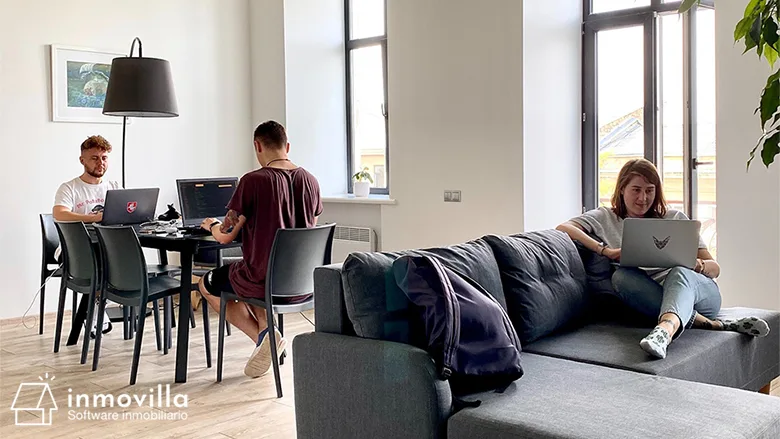 Personas conviviendo en un coliving.
