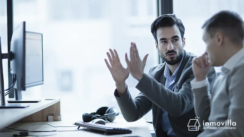 Cliente explicando sus necesidades al asesor inmobiliario
