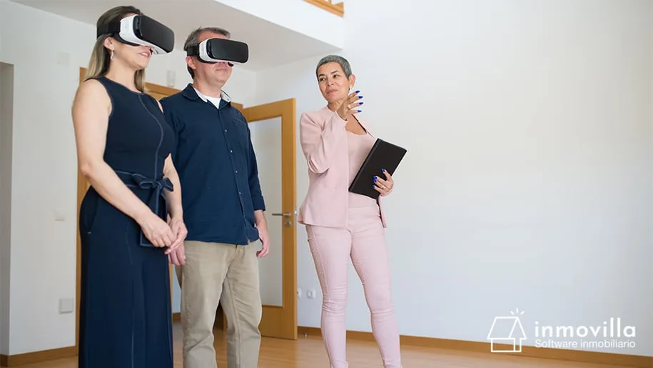 Asesora inmobiliaria realizando un tour virtual a clientes.