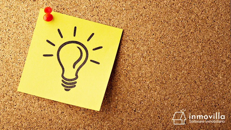 Post-it con ideas de marketing inmobiliario.