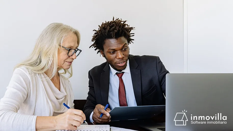 Asesor inmobiliario trabajando con el ordenador.