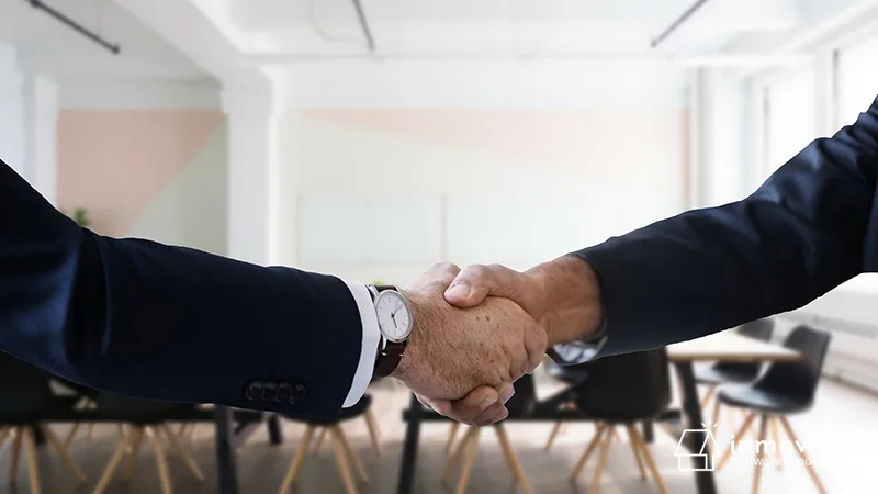 Gerente de agencia inmobiliaria prometiendo recompensa