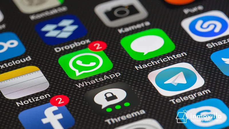 Apps de redes sociales instaladas en móvil para comunicarse para tratar de fidelizar clientes inmobiliarios.